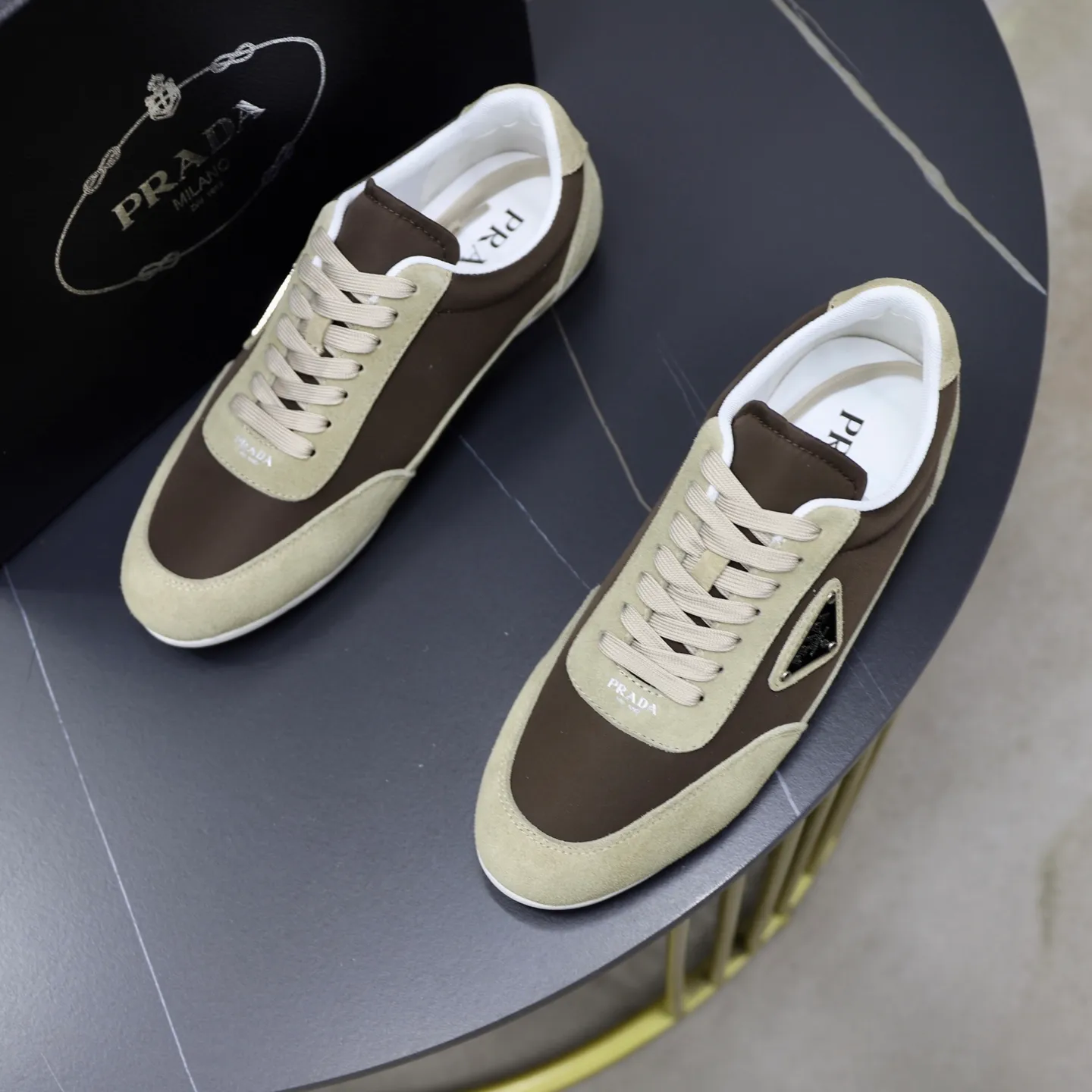 Men's shoes: 440💰🙅‍♂️🙅‍♂️🙅‍♂️ Brand: PRADA Standard code: 38–44 (45 can be customized) Level: Same as the official website Material: Original fabric Comfortable and breathable lining Lightweight and wear-resistant outsole Style category: Men's fashionable casual shoes and boots Running sneakers Distinguished luxury brand elements Top luxury Color: actual picture color